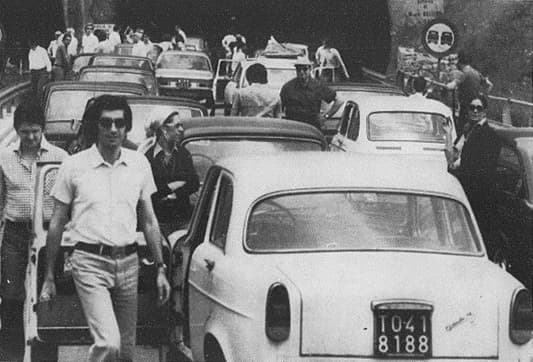 Flinke vertraging A12 door Duitse toeristen, twee rijstroken A50 afgesloten